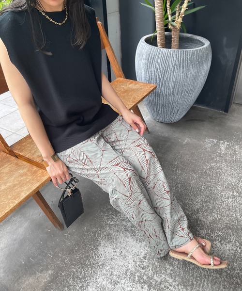 natural couture（ナチュラルクチュール）の「リゾートライクな柄が目を惹く ボタニカルリーフ柄パンツ（その他パンツ・レディース・ブラック/ミント/グレイッシュベージュ・FREE）」の3枚目の写真