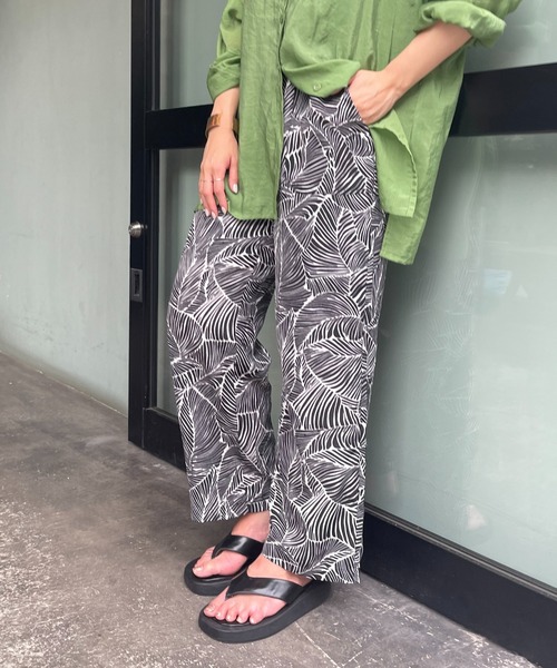 natural couture（ナチュラルクチュール）の「リゾートライクな柄が目を惹く ボタニカルリーフ柄パンツ（その他パンツ・レディース・ブラック/ミント/グレイッシュベージュ・FREE）」の4枚目の写真