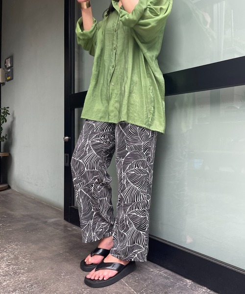 natural couture（ナチュラルクチュール）の「リゾートライクな柄が目を惹く ボタニカルリーフ柄パンツ（その他パンツ・レディース・ブラック/ミント/グレイッシュベージュ・FREE）」の6枚目の写真