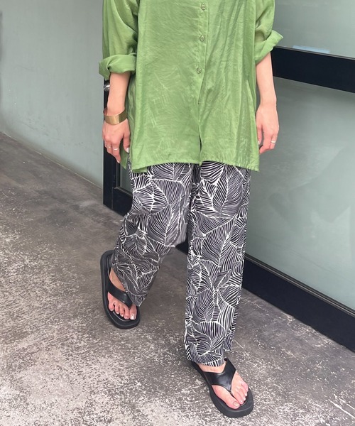 natural couture（ナチュラルクチュール）の「リゾートライクな柄が目を惹く ボタニカルリーフ柄パンツ（その他パンツ・レディース・ブラック/ミント/グレイッシュベージュ・FREE）」の5枚目の写真