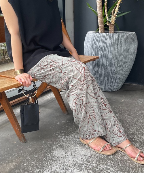 natural couture（ナチュラルクチュール）の「リゾートライクな柄が目を惹く ボタニカルリーフ柄パンツ（その他パンツ・レディース・ブラック/ミント/グレイッシュベージュ・FREE）」の16枚目の写真