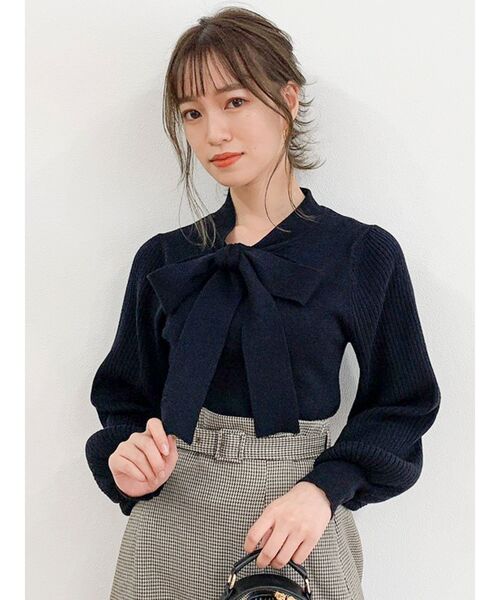 dazzlin（ダズリン）の「ボウタイプリーツニットトップス（ニット/セーター・レディース・ブラック/オフホワイト/モカ・FREE）」の4枚目の写真