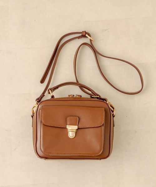 OLIVE des OLIVE（オリーブデオリーブ）の「ポケット付きスクエアーショルダー（ショルダーバッグ・レディース・ブラック/ベージュ/キャメル・FREE）」の3枚目の写真