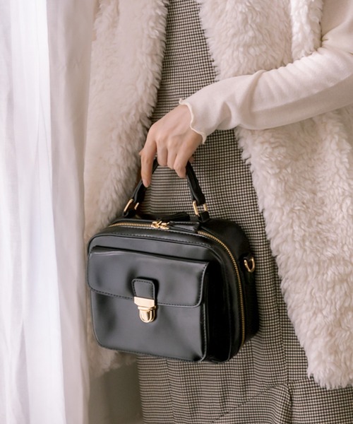 OLIVE des OLIVE（オリーブデオリーブ）の「ポケット付きスクエアーショルダー（ショルダーバッグ・レディース・ブラック/ベージュ/キャメル・FREE）」の2枚目の写真