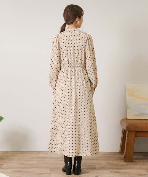 URBAN RESEARCH Sonny Label(アーバンリサーチサニーレーベル)の「『WEB/一部店舗限定』ウエストマークドットプリントスリーブワンピース(ワンピース・レディース・ブラック/ベージュ・FREE)」の12枚目の写真