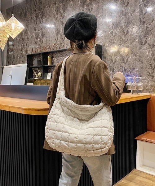 wears（ウェアーズ）の「大容量キルティングショルダーバッグ（ショルダーバッグ・レディース・アイボリー/ブラック・FREE）」の5枚目の写真