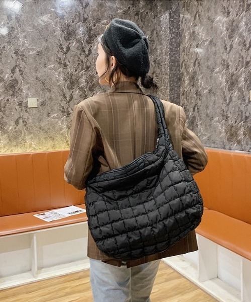 wears（ウェアーズ）の「大容量キルティングショルダーバッグ（ショルダーバッグ・レディース・アイボリー/ブラック・FREE）」の13枚目の写真