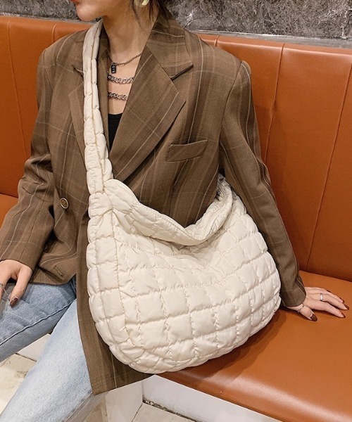 wears（ウェアーズ）の「大容量キルティングショルダーバッグ（ショルダーバッグ・レディース・アイボリー/ブラック・FREE）」の6枚目の写真