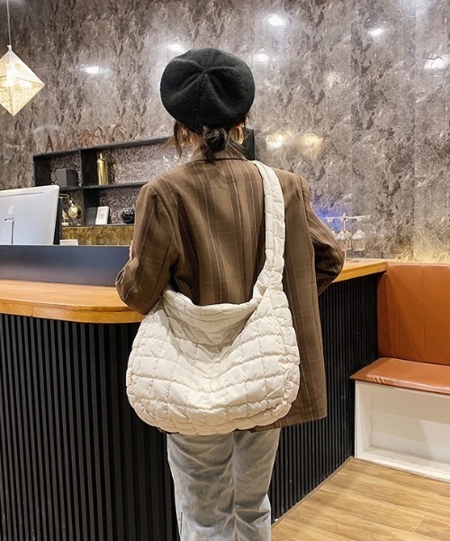 wears（ウェアーズ）の「大容量キルティングショルダーバッグ（ショルダーバッグ・レディース・アイボリー/ブラック・FREE）」の4枚目の写真