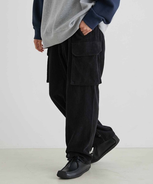 ADAM ET ROPE'(アダムエロペ)の「ワイドテーパード コーデュロイ カーゴパンツ/太畝(カーゴパンツ・メンズ・グリーン系その他2/スミクロ・M/L)」の3枚目の写真