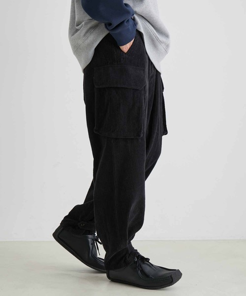 ADAM ET ROPE'(アダムエロペ)の「ワイドテーパード コーデュロイ カーゴパンツ/太畝(カーゴパンツ・メンズ・グリーン系その他2/スミクロ・M/L)」の7枚目の写真