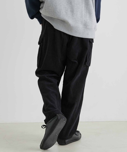 ADAM ET ROPE'(アダムエロペ)の「ワイドテーパード コーデュロイ カーゴパンツ/太畝(カーゴパンツ・メンズ・グリーン系その他2/スミクロ・M/L)」の5枚目の写真