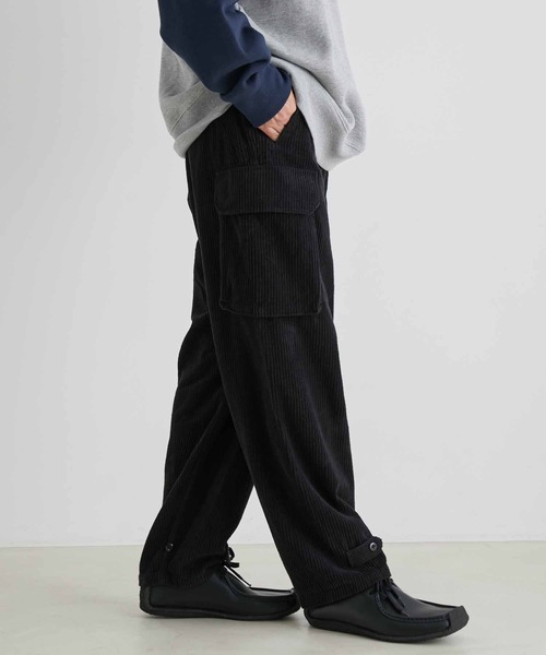 ADAM ET ROPE'(アダムエロペ)の「ワイドテーパード コーデュロイ カーゴパンツ/太畝(カーゴパンツ・メンズ・グリーン系その他2/スミクロ・M/L)」の4枚目の写真