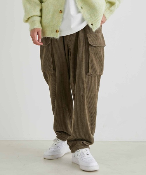 ADAM ET ROPE'(アダムエロペ)の「ワイドテーパード コーデュロイ カーゴパンツ/太畝(カーゴパンツ・メンズ・グリーン系その他2/スミクロ・M/L)」の11枚目の写真
