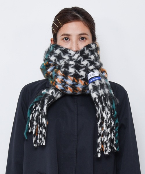 CALIFORNIA OUTFITTERS（カリフォルニア アウトフィッターズ）の「STD 【ボリュームフリンジマフラー】太フリンジ ボリューム ストールマフラー ふわふわ（マフラー・レディース・ブラウン/ベージュ系その他/ベージュ系その他2/オレンジ系その他2/ベージュ系/オレンジ系/ライトグレー/ブラック系/ブルー系/ダークグレー/ブルー系その他/グリーン系その他/オレンジ系その他/ブルー系その他2/ピンク系その他/ライトベージュ/アイボリー/ライトブルー/ブラック/コバルトブルー/ブラック系その他/オレンジ系その他3/ベージュ系その他3/パープル系その他/レッド系その他/ブラウン系その他/グリーン/ライム/コーラルピンク/グリーン系その他2/ダークブラウン・ONE SIZE）」の4枚目の写真