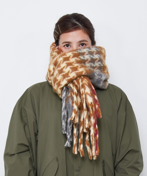 CALIFORNIA OUTFITTERS（カリフォルニア アウトフィッターズ）の「STD 【ボリュームフリンジマフラー】太フリンジ ボリューム ストールマフラー ふわふわ（マフラー・レディース・ブラウン/ベージュ系その他/ベージュ系その他2/オレンジ系その他2/ベージュ系/オレンジ系/ライトグレー/ブラック系/ブルー系/ダークグレー/ブルー系その他/グリーン系その他/オレンジ系その他/ブルー系その他2/ピンク系その他/ライトベージュ/アイボリー/ライトブルー/ブラック/コバルトブルー/ブラック系その他/オレンジ系その他3/ベージュ系その他3/パープル系その他/レッド系その他/ブラウン系その他/グリーン/ライム/コーラルピンク/グリーン系その他2/ダークブラウン・ONE SIZE）」の9枚目の写真