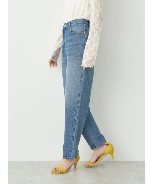 earth music&ecology(アースミュージックアンドエコロジー)の「ヴィンテージ加工テーパードデニム(デニムパンツ・レディース・ブルー系その他/ライトインディゴブルー・L/M/S)」の11枚目の写真