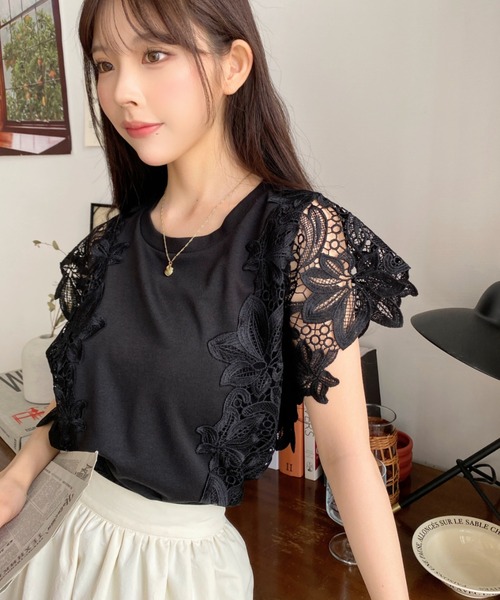 moment+（モーメントプラス）の「花柄ケミカルレースフレンチスリーブ