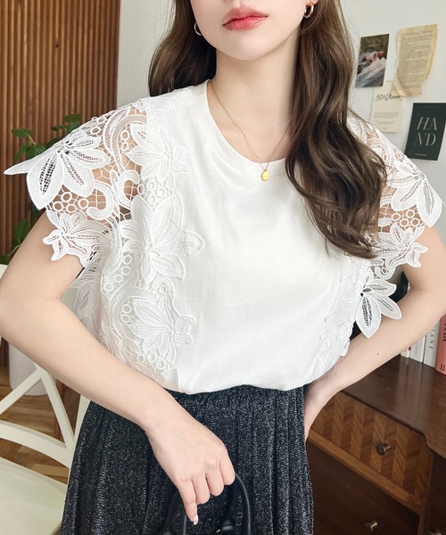 moment+（モーメントプラス）の「花柄ケミカルレースフレンチスリーブ