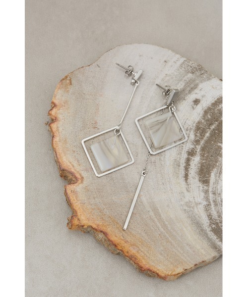 AZUL by moussy（アズールバイマウジー）の「ACRYLxMETAL ASYMMETRY EARRINGS/アクリル×メタルアシンメトリーピアス（ピアス（両耳用）・レディース・ブルー/ライトベージュ/ブラック/オレンジ系その他/アイボリー・FREE）」の2枚目の写真