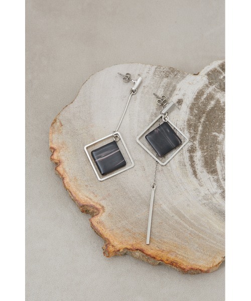 AZUL by moussy（アズールバイマウジー）の「ACRYLxMETAL ASYMMETRY EARRINGS/アクリル×メタルアシンメトリーピアス（ピアス（両耳用）・レディース・ブルー/ライトベージュ/ブラック/オレンジ系その他/アイボリー・FREE）」の3枚目の写真