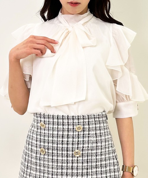 INGNI（イング）の「袖フリルラメシアー5分袖／ブラウス（シャツ/ブラウス・レディース・グレー系その他/オフホワイト/ピンク/サックスブルー・M）」の6枚目の写真