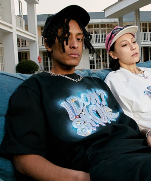【セール】A'GEM/9 × .kom『DONSMOKE/ドンスモーク』ネオンロゴ半袖カットソー（Tシャツ/カットソー）｜A‘gem 9（エージェムナイン）