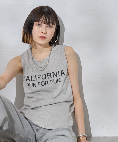each（イーチ）の「CALIFORNIAロゴプリントタンク（タンクトップ・レディース・ブラウン/ホワイト/ブラック/グレー/ネイビー/シルバー/ホワイト×シルバー/チャコールグレー・FREE）」の4枚目の写真