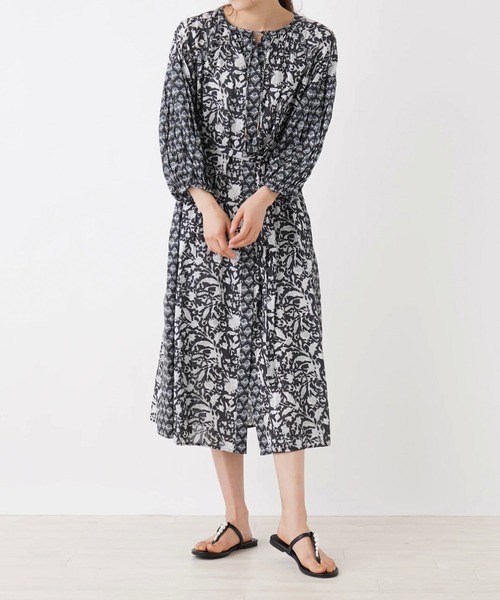 Brahmin（ブラーミン）の「【BRAHMIN】フラワープリントワンピース（ワンピース・レディース・ブラック・2）」の2枚目の写真