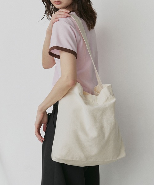ad thie(アドティエ)の「ポケット付き キャンバス ショルダー(ショルダーバッグ・レディース・ブラック/ナチュラル・FREE)」の4枚目の写真