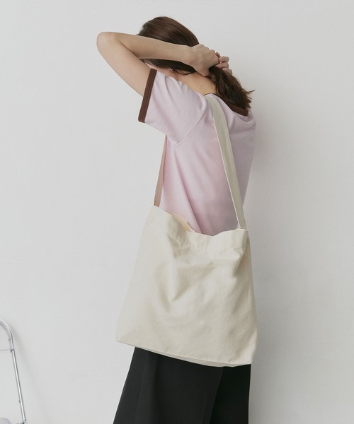ad thie(アドティエ)の「ポケット付き キャンバス ショルダー(ショルダーバッグ・レディース・ブラック/ナチュラル・FREE)」の6枚目の写真