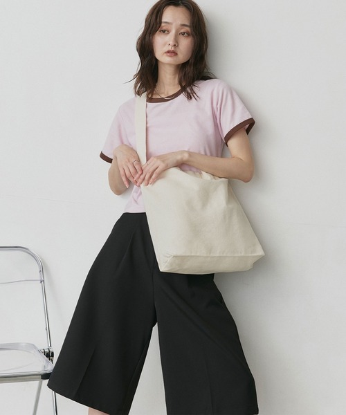 ad thie(アドティエ)の「ポケット付き キャンバス ショルダー(ショルダーバッグ・レディース・ブラック/ナチュラル・FREE)」の7枚目の写真
