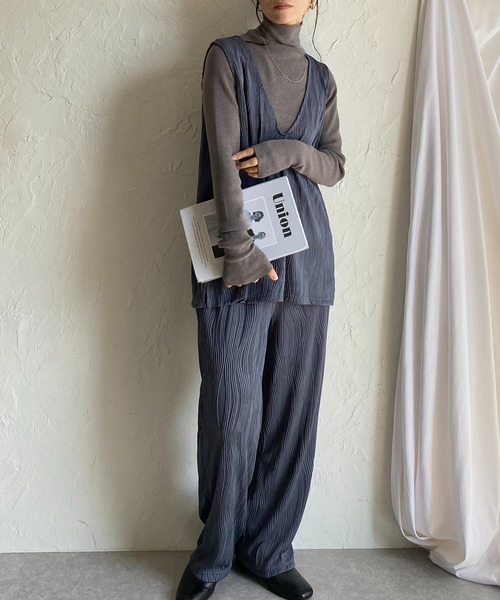 She's Closet(シーズクローゼット)の「ウェーブプリーツ深Vネックベスト&パンツスタイル上下セットアップ(セットアップ・レディース・ブラック/グレイッシュベージュ/チャコール・FREE)」の3枚目の写真