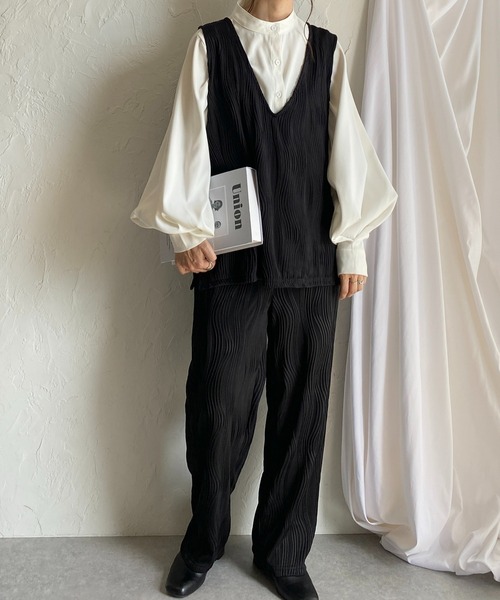 She's Closet(シーズクローゼット)の「ウェーブプリーツ深Vネックベスト&パンツスタイル上下セットアップ(セットアップ・レディース・ブラック/グレイッシュベージュ/チャコール・FREE)」の1枚目の写真