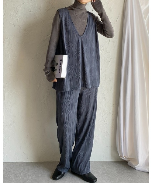 She's Closet(シーズクローゼット)の「ウェーブプリーツ深Vネックベスト&パンツスタイル上下セットアップ(セットアップ・レディース・ブラック/グレイッシュベージュ/チャコール・FREE)」の4枚目の写真