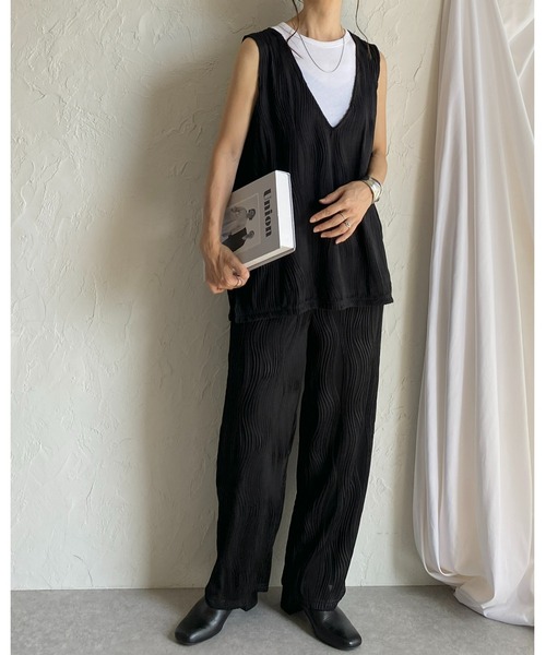 She's Closet(シーズクローゼット)の「ウェーブプリーツ深Vネックベスト&パンツスタイル上下セットアップ(セットアップ・レディース・ブラック/グレイッシュベージュ/チャコール・FREE)」の5枚目の写真