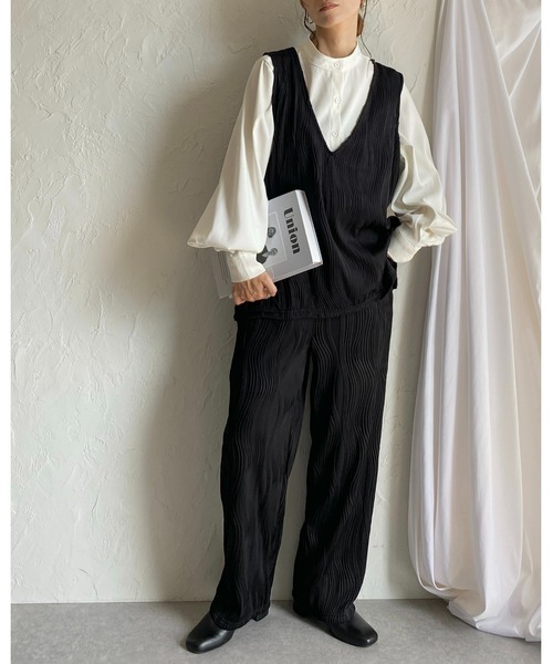 She's Closet(シーズクローゼット)の「ウェーブプリーツ深Vネックベスト&パンツスタイル上下セットアップ(セットアップ・レディース・ブラック/グレイッシュベージュ/チャコール・FREE)」の6枚目の写真