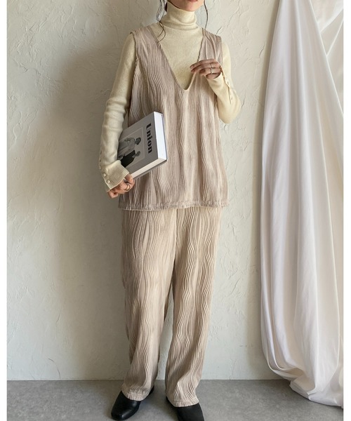 She's Closet(シーズクローゼット)の「ウェーブプリーツ深Vネックベスト&パンツスタイル上下セットアップ(セットアップ・レディース・ブラック/グレイッシュベージュ/チャコール・FREE)」の7枚目の写真