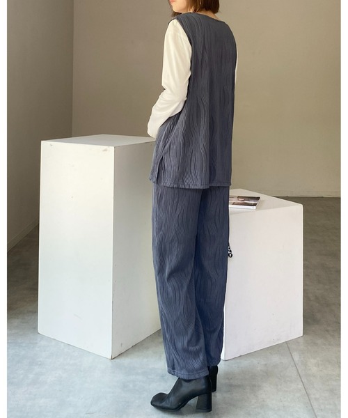 She's Closet(シーズクローゼット)の「ウェーブプリーツ深Vネックベスト&パンツスタイル上下セットアップ(セットアップ・レディース・ブラック/グレイッシュベージュ/チャコール・FREE)」の10枚目の写真