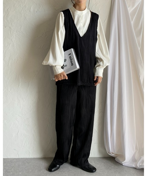 She's Closet(シーズクローゼット)の「ウェーブプリーツ深Vネックベスト&パンツスタイル上下セットアップ(セットアップ・レディース・ブラック/グレイッシュベージュ/チャコール・FREE)」の12枚目の写真