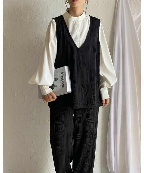 She's Closet(シーズクローゼット)の「ウェーブプリーツ深Vネックベスト&パンツスタイル上下セットアップ(セットアップ・レディース・ブラック/グレイッシュベージュ/チャコール・FREE)」の13枚目の写真