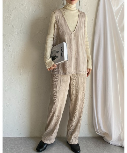 She's Closet(シーズクローゼット)の「ウェーブプリーツ深Vネックベスト&パンツスタイル上下セットアップ(セットアップ・レディース・ブラック/グレイッシュベージュ/チャコール・FREE)」の15枚目の写真