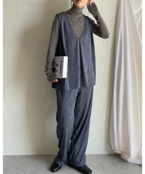 She's Closet(シーズクローゼット)の「ウェーブプリーツ深Vネックベスト&パンツスタイル上下セットアップ(セットアップ・レディース・ブラック/グレイッシュベージュ/チャコール・FREE)」の17枚目の写真