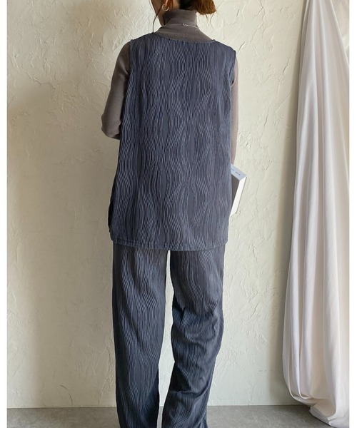 She's Closet(シーズクローゼット)の「ウェーブプリーツ深Vネックベスト&パンツスタイル上下セットアップ(セットアップ・レディース・ブラック/グレイッシュベージュ/チャコール・FREE)」の18枚目の写真