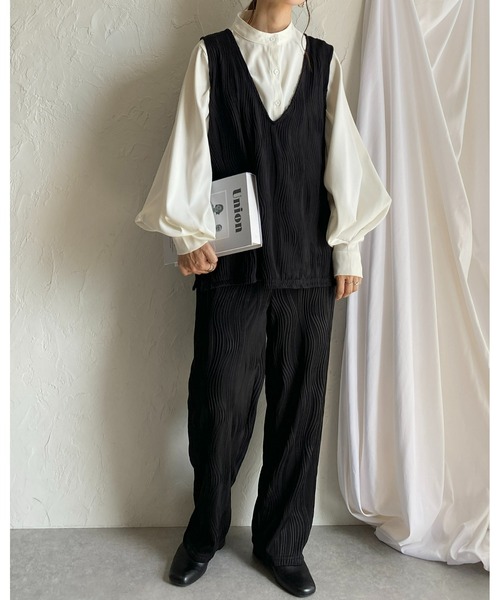 She's Closet(シーズクローゼット)の「ウェーブプリーツ深Vネックベスト&パンツスタイル上下セットアップ(セットアップ・レディース・ブラック/グレイッシュベージュ/チャコール・FREE)」の20枚目の写真