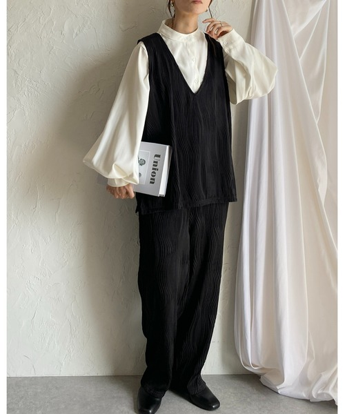She's Closet(シーズクローゼット)の「ウェーブプリーツ深Vネックベスト&パンツスタイル上下セットアップ(セットアップ・レディース・ブラック/グレイッシュベージュ/チャコール・FREE)」の21枚目の写真