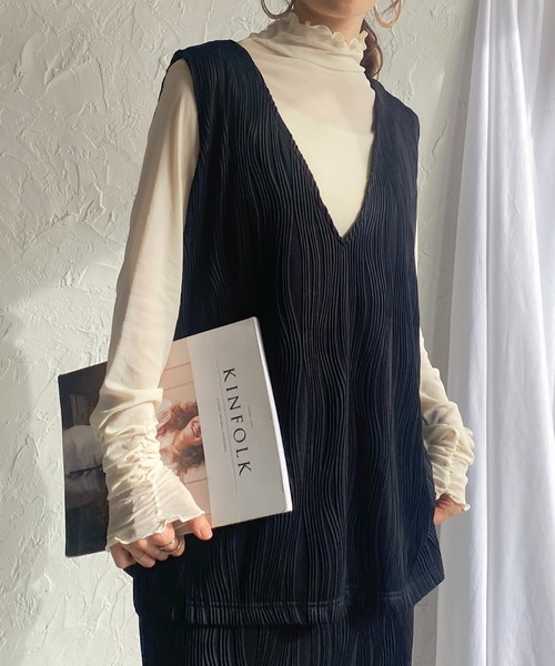 She's Closet(シーズクローゼット)の「ウェーブプリーツ深Vネックベスト&パンツスタイル上下セットアップ(セットアップ・レディース・ブラック/グレイッシュベージュ/チャコール・FREE)」の22枚目の写真