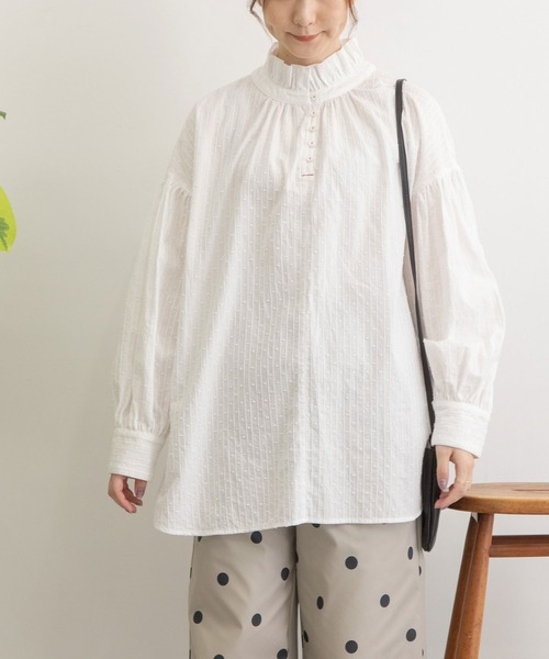 POU DOU DOU（プードゥドゥ）の「スタンドフリルブラウス（シャツ/ブラウス・レディース・オフホワイト/ベージュ/ブルー・3）」の2枚目の写真