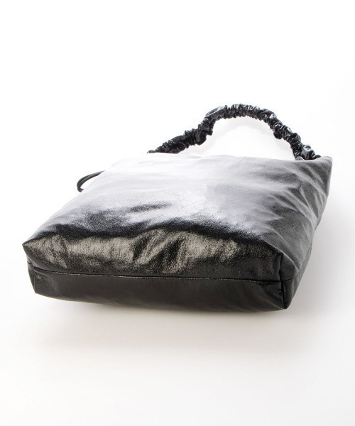 cache cache（カシュ カシュ）の「カシュカシュ cachecache / メタリックシャーリングポケッタブルトート（ショルダーバッグ・レディース・ゴールド/ブラック/シルバー・FREE）」の4枚目の写真