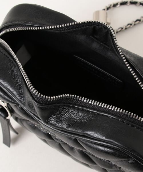 CHARLES & KEITH（チャールズ & キース）の「Philomena フィロメナ キルトハートクロスボディバッグ（ショルダーバッグ・レディース・レッド/スミクロ/クリーム/シルバー・S）」の7枚目の写真